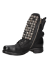 Botín de cuero negro para mujer, estilo tachas, fusión de tradición y modernidad.