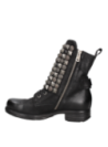 Botín negro de cuero para mujer, con caña alta de 15 cm y detalles meticulosos en tachas.