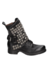 Elegante botín de cuero negro para mujer con detalles en tachas, estilo único italiano.