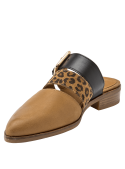 Punta redonda en sandalia casual de cuero camel para mujer.