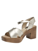 Sandalia de cuero dorada para mujer con taco bloque, perfecta para un look fresco y estilizado.