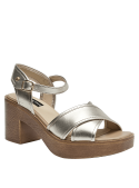 Sandalia femenina color oro de cuero, con forro de poliuretano y diseño casual único.