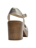 Sandalia de mujer color oro en cuero con taco bloque de 6 cm y punta abierta, estilo casual.