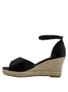 Sandalia negra de mujer, perfecta para un look veraniego elegante.