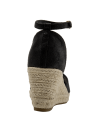 Sandalia negra casual de mujer con taco cuña de 9 cm y punta abierta.
