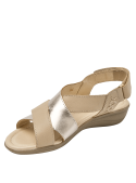 Sandalia beige de cuero para mujer con bordado lateral sutil, perfecta para combinar con vestimenta semiformal.