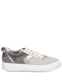 Zapatilla de cuero gris para mujer, combinando comodidad urbana y estilo contemporáneo.