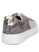 Zapatilla gris de cuero para mujer, estilo urbano con diseño vanguardista y atención al detalle.