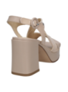 Detalle de la textura del cuero beige en sandalia de mujer, combinando comodidad y estilo sofisticado.