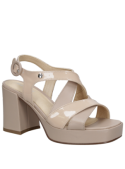 Sandalia beige de cuero para mujer con taco bloque de 8.5 cm y diseño de punta abierta elegante.