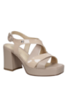 Sandalia beige de cuero para mujer con taco bloque de 8.5 cm y diseño de punta abierta elegante.