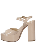 Elegante sandalia beige de charol para mujer, cuero y microfibra, con taco bloque de 12 cm.