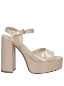 Sandalia beige de cuero charol para mujer, diseño estilizado y elegante con taco bloque alto.
