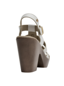 Sandalia blanca de cuero, estilo casual, con taco bloque y punta abierta, ideal para salidas veraniegas.