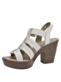 Elegante sandalia de cuero blanca, perfecta para un look casual veraniego, con punta abierta y taco cómodo.