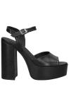 Elegante sandalia negra de cuero charol con diseño sofisticado para el verano.