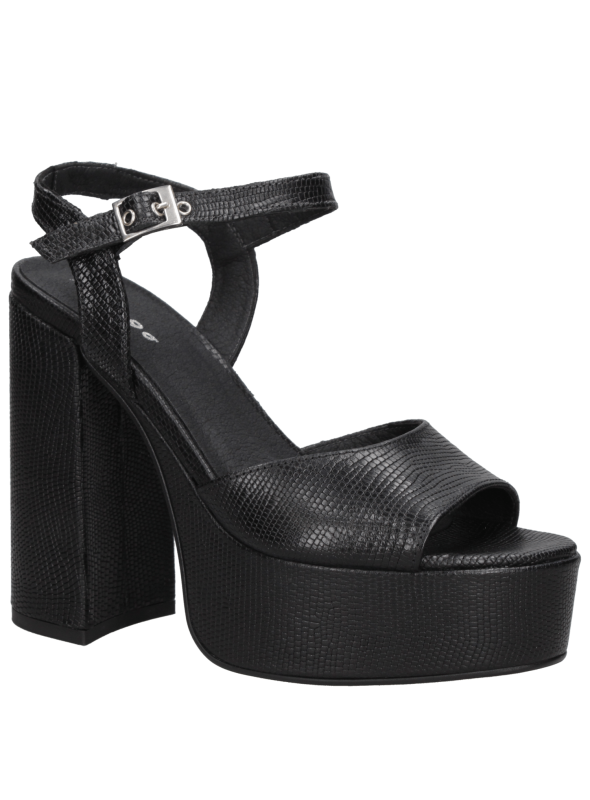 Sandalia beige de charol para mujer con taco bloque de 12 cm y punta abierta en cuero.