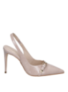 Detalle del diseño en cuero premium del zapato rosado de charol para mujer.