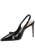 Zapato de mujer en charol negro, ideal para eventos formales, combinando estilo y comodidad.