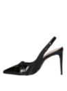Vista del taco aguja de 10 cm, destacando la elegancia y estilización en el zapato de cuero negro.