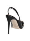 Punta puntiaguda del zapato de mujer en charol negro, resaltando su modernidad y distinción.