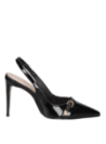 Detalle del cuero negro charol del zapato femenino, mostrando su acabado impecable y diseño refinado.