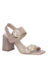 Sandalia de cuero rosado para mujer con acabado en charol, elegante y sofisticada.