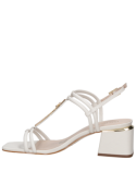 Elegante sandalia blanca de cuero para mujer con punta abierta.