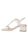 Elegante sandalia blanca de cuero para mujer con punta abierta.