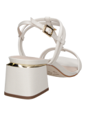 Sandalia de cuero blanco con taco bloque, ideal para días cálidos.