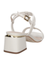 Sandalia de cuero blanco con taco bloque, ideal para días cálidos.