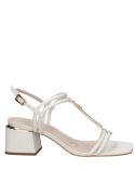 Detalle del cuero premium en la sandalia blanca casual de mujer.