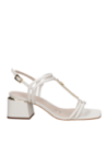 Detalle del cuero premium en la sandalia blanca casual de mujer.