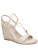 Sandalia beige de cuero casual para mujer con taco cuña de 10.8 cm y punta abierta.