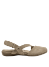 Sandalia taupe de cuero casual para mujer con taco plano de 2 cm y suela de excelente agarre.