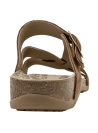 Sandalia casual camel de cuero, perfecta para días cálidos, con elevación cómoda y estable.