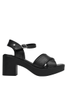 Sandalia de cuero negro con diseño moderno y cómodo, perfecta para ocasiones casuales.