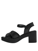 Sandalia negra de cuero para mujer con taco bloque de 6 cm y punta abierta, estilo casual.