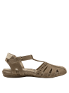 Sandalia de mujer en cuero taupe, estilo casual, confort y frescura con su taco plano y suela resistente.