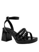 Sandalia con taco bloque de 7 cm en negro, diseñada para brindar comodidad y elegancia.