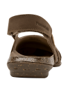 Calzado femenino marrón de cuero, ideal para combinar con ropa veraniega, ofreciendo comodidad y estilo.