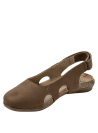 Calzado casual de cuero marrón para mujer, con recortes laterales que permiten ventilación y estilo minimalista.