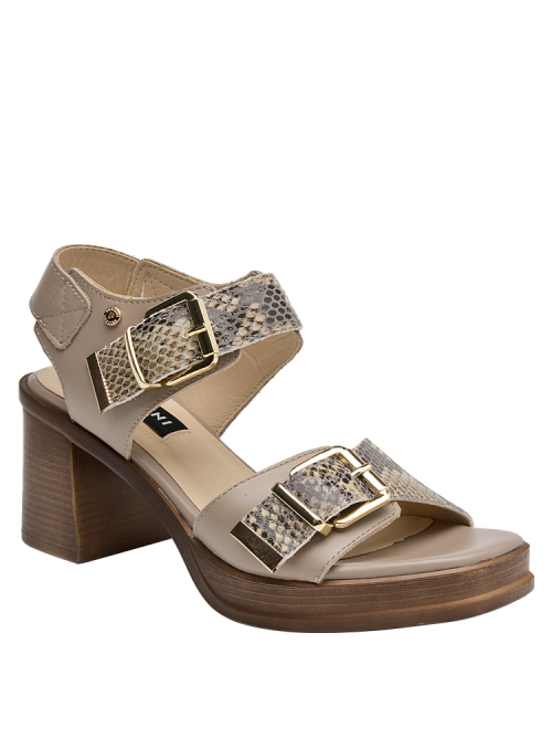 Sandalia de mujer en cuero pitón, estilo casual con punta abierta.
