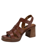 Elegante sandalia de cuero café con taco bloque, perfecta para un look casual.