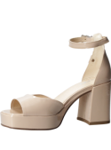 Calzado de cuero beige, sandalia de mujer con punta abierta y presencia imponente.