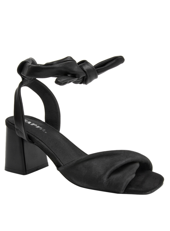 Calzado femenino de cuero negro con diseño contemporáneo y forro de poliuretano suave.