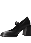 Zapato de cuero negro casual para mujer, ideal para moda y tendencias actuales.