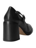 Zapato de cuero negro casual para mujer, acabado delicado que realza el glamour.