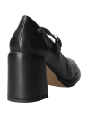 Zapato de cuero negro casual para mujer, acabado delicado que realza el glamour.
