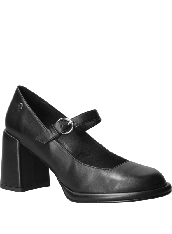 Elegante zapato café de cuero, ideal para un look casual sofisticado en mujeres.
